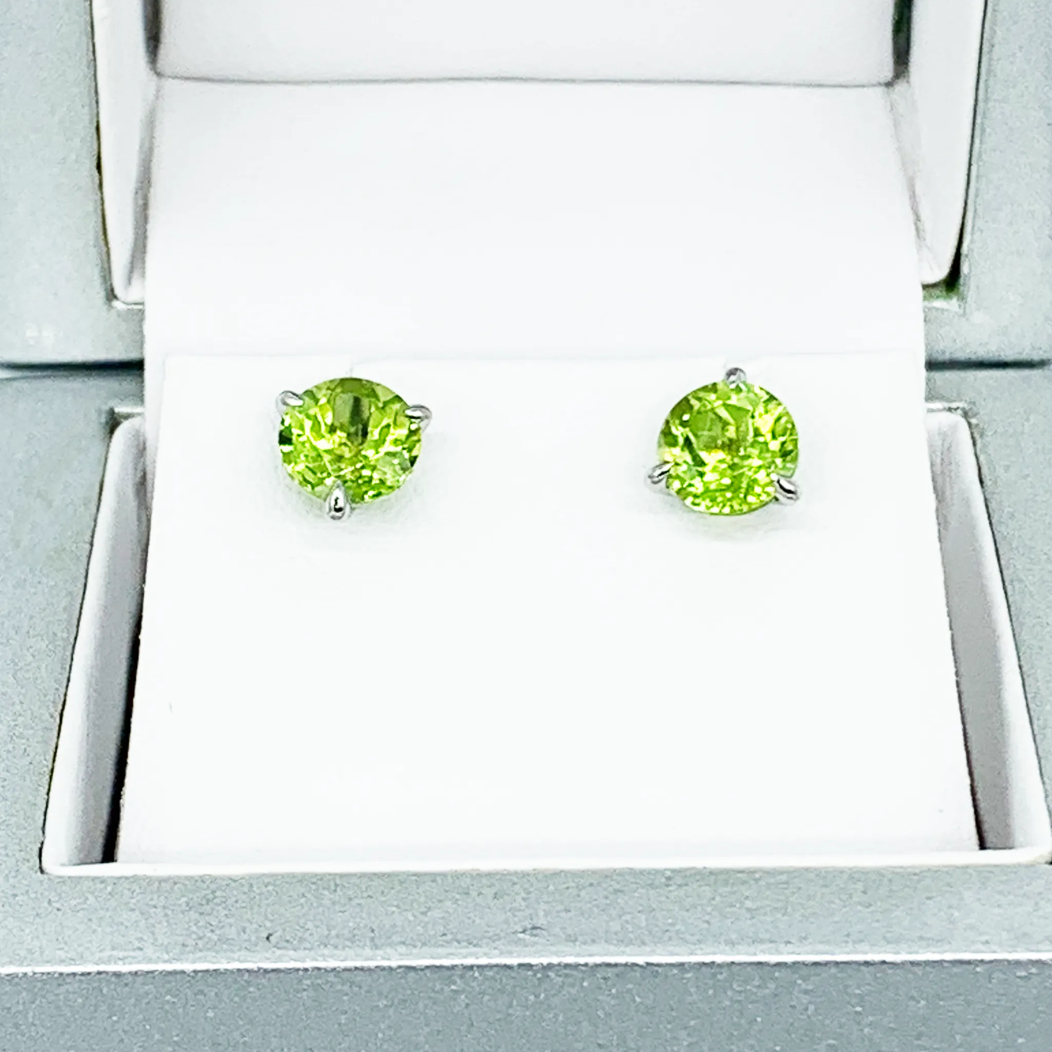 CA 18 Karat White Gold Martin Peridot Stud Earrings