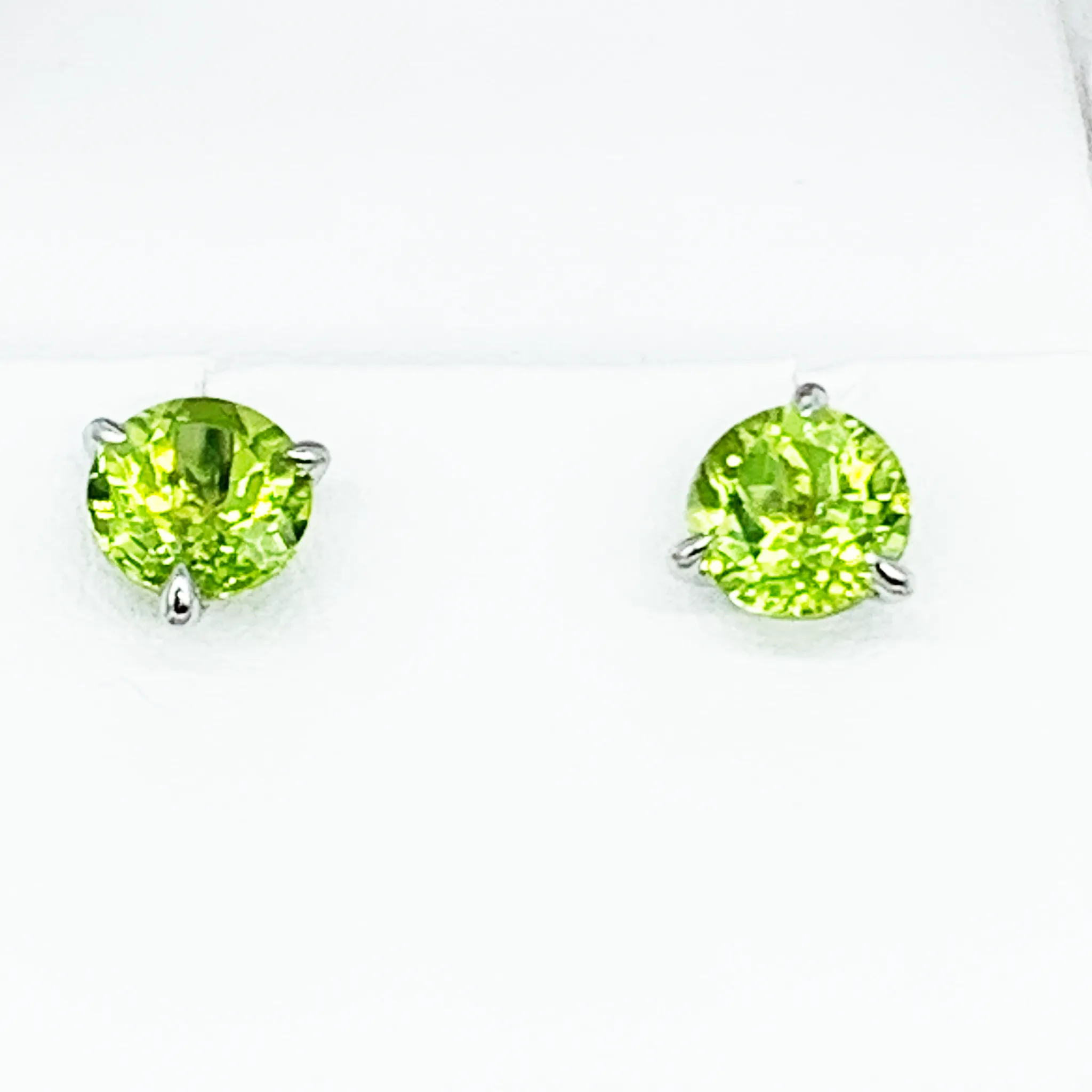 CA 18 Karat White Gold Martin Peridot Stud Earrings