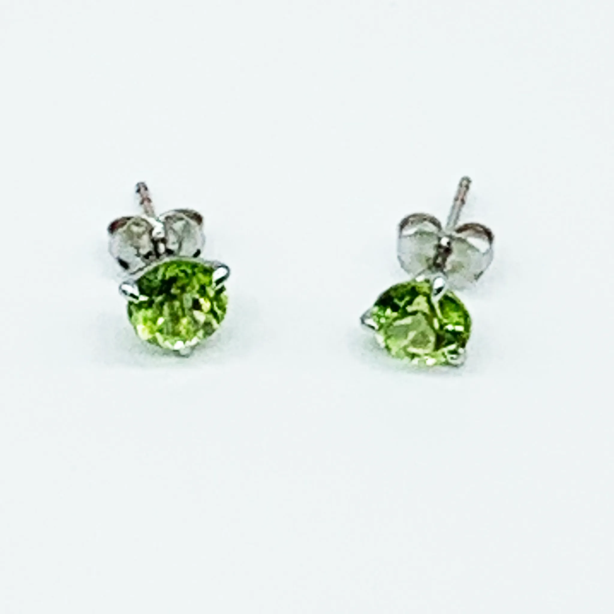 CA 18 Karat White Gold Martin Peridot Stud Earrings