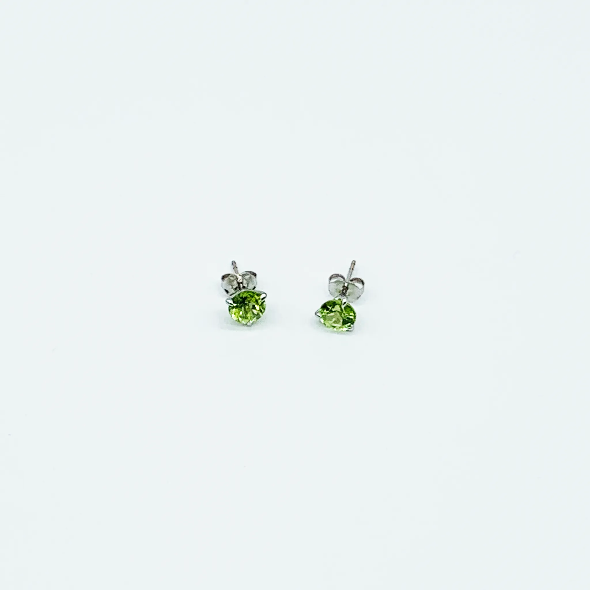 CA 18 Karat White Gold Martin Peridot Stud Earrings