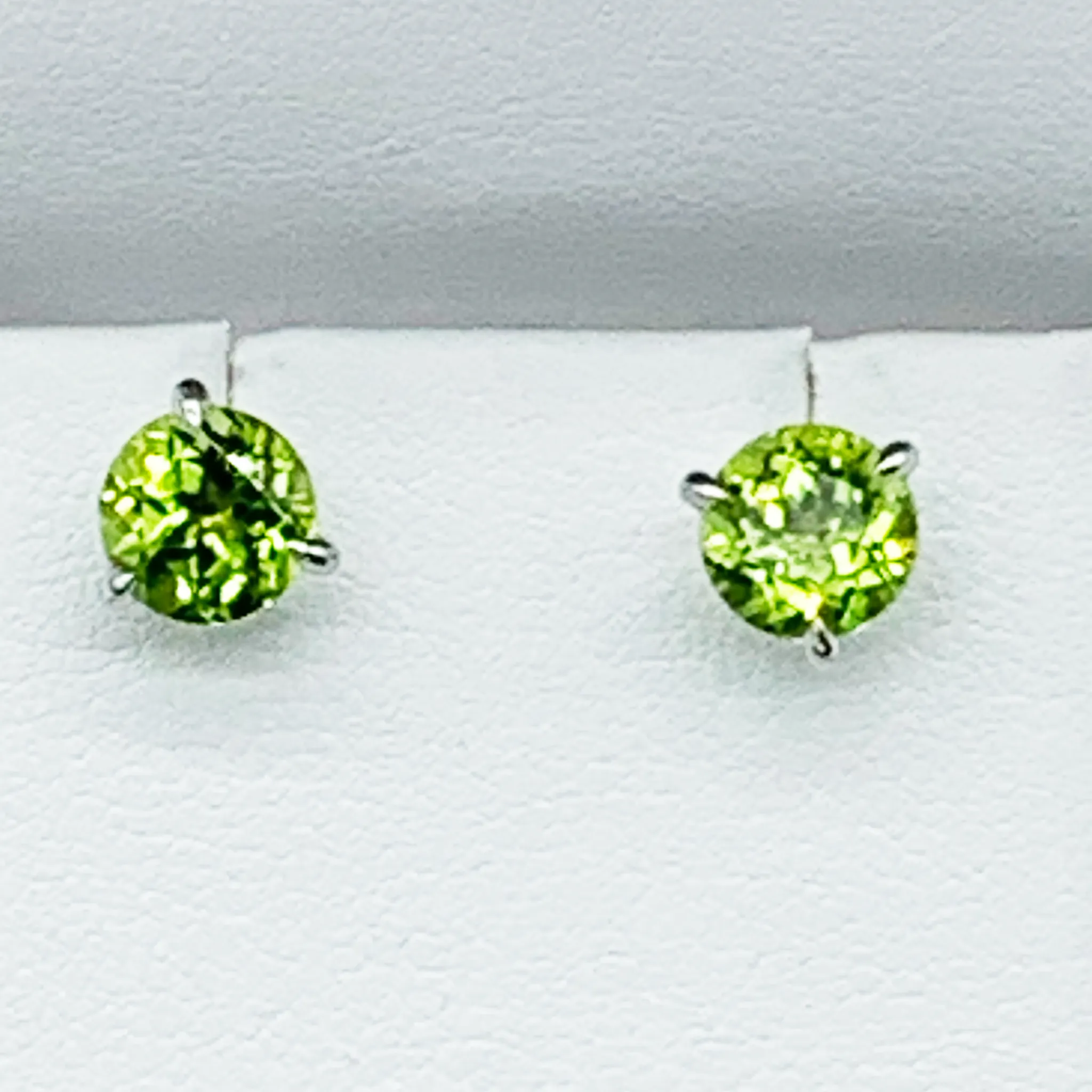 CA 18 Karat White Gold Martin Peridot Stud Earrings