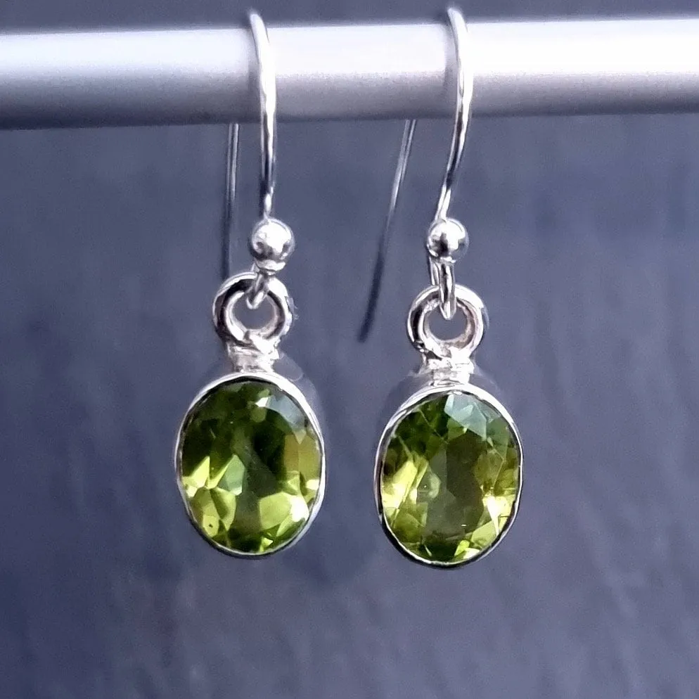Dainty Oval Facetted Peridot 925 Silver Dangle Earrings, E7P
