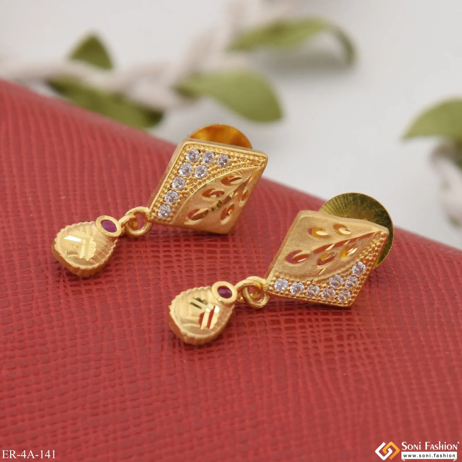 Lovely Design Eye-Catching Design Gold Plated Earrings for Ladies - Style A141