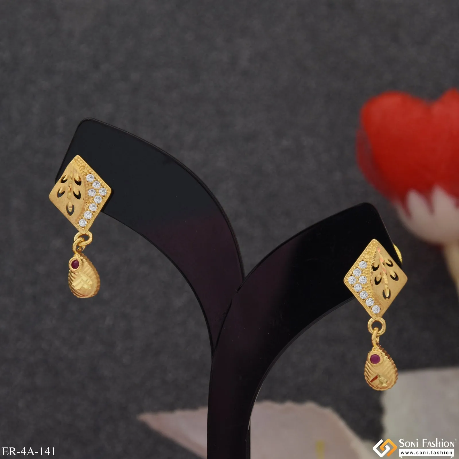 Lovely Design Eye-Catching Design Gold Plated Earrings for Ladies - Style A141