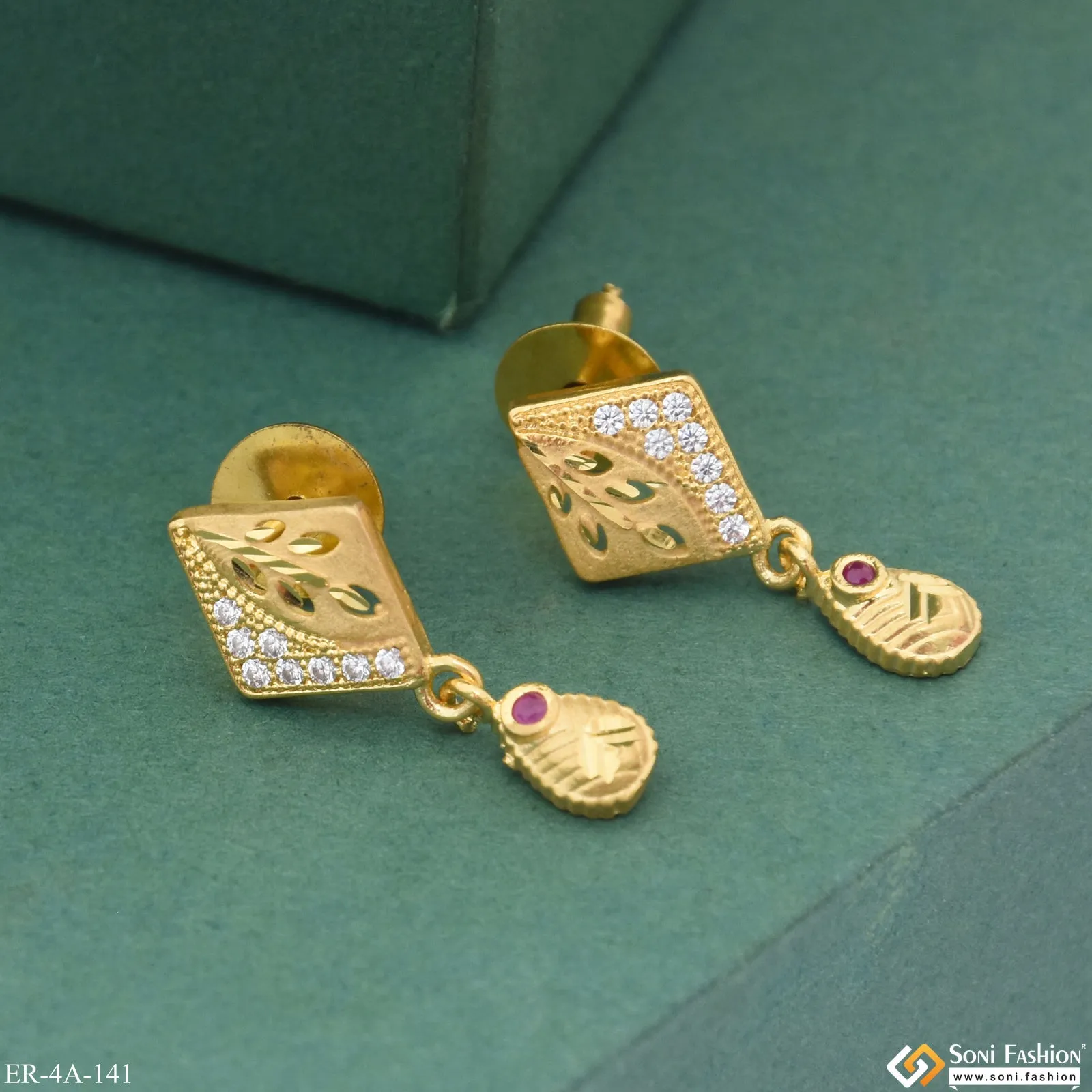 Lovely Design Eye-Catching Design Gold Plated Earrings for Ladies - Style A141